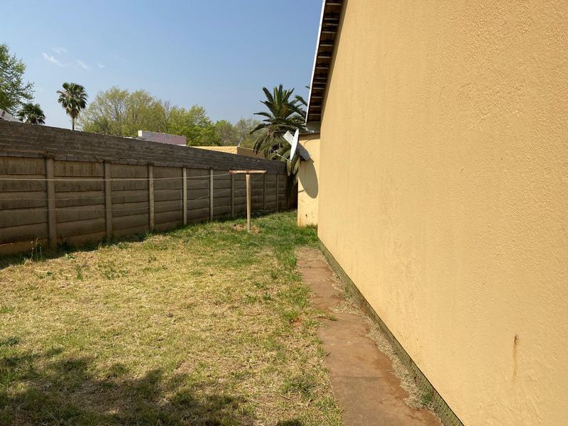 Stunning 8-bedroom house for sale in Vanderbijlpark SE 7, perfect for large families or investment! - Photo 9