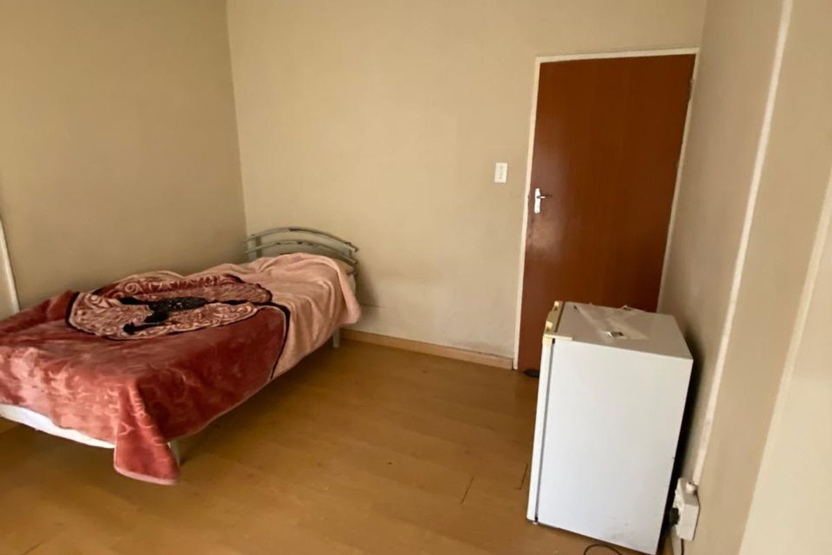 Stunning 8-bedroom house for sale in Vanderbijlpark SE 7, perfect for large families or investment! - Photo 3