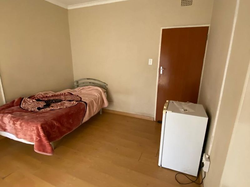 Stunning 8-bedroom house for sale in Vanderbijlpark SE 7, perfect for large families or investment! - Photo 3