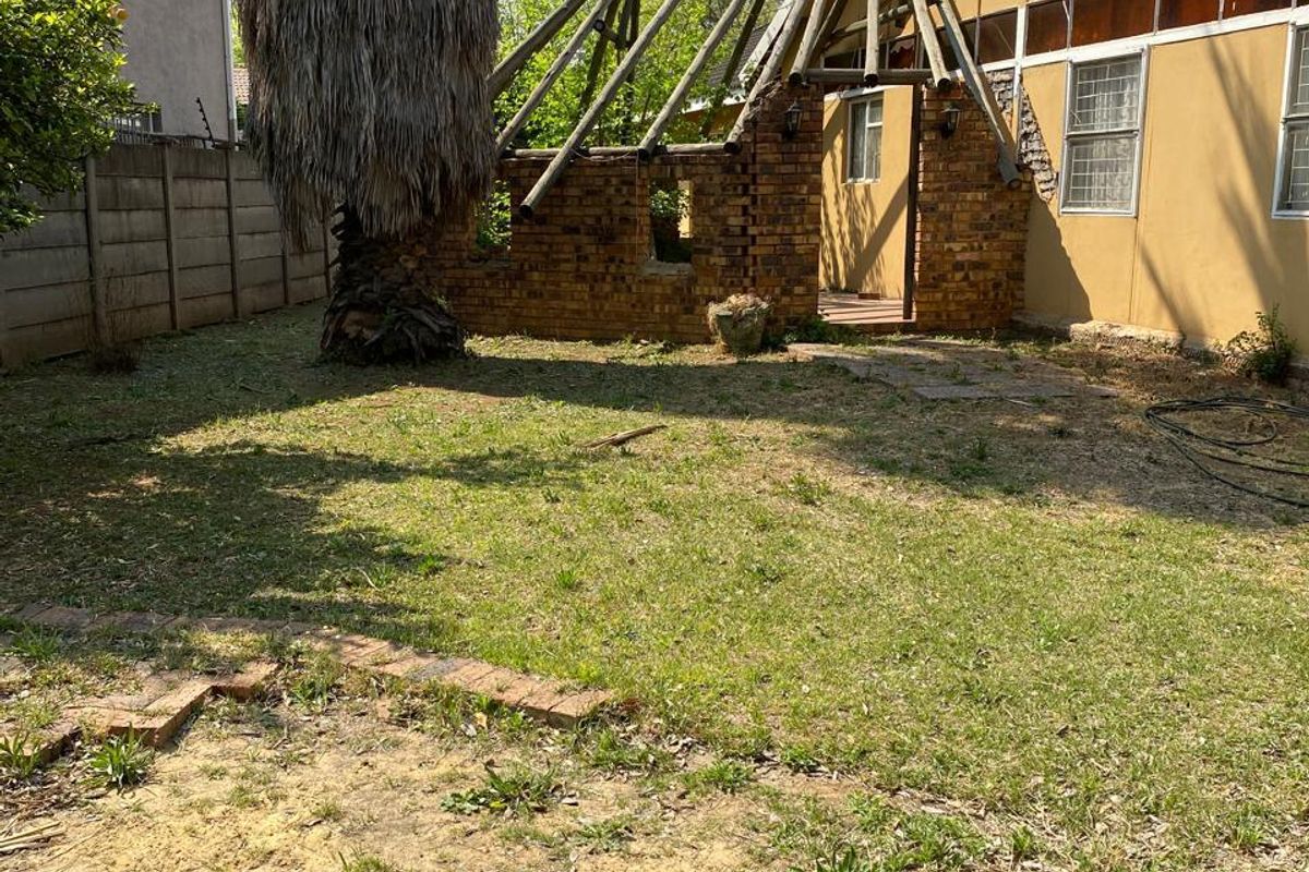 Stunning 8-bedroom house for sale in Vanderbijlpark SE 7, perfect for large families or investment! - Photo 4