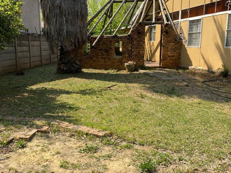 Stunning 8-bedroom house for sale in Vanderbijlpark SE 7, perfect for large families or investment! - Photo 4