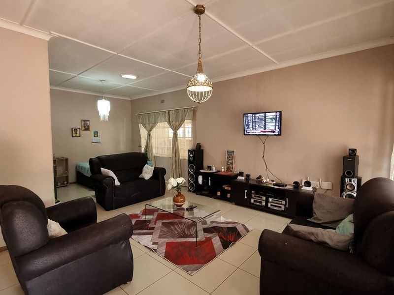 3 Bedroom incoming generating property- Symhurst - Photo 2