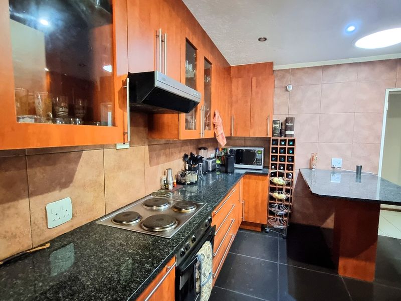 3 Bedroom incoming generating property- Symhurst - Photo 7