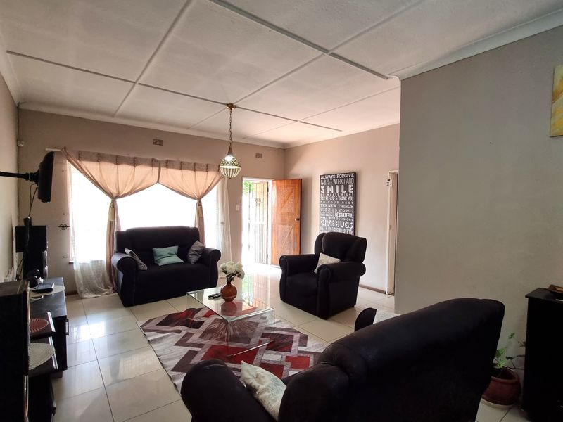 3 Bedroom incoming generating property- Symhurst - Photo 5