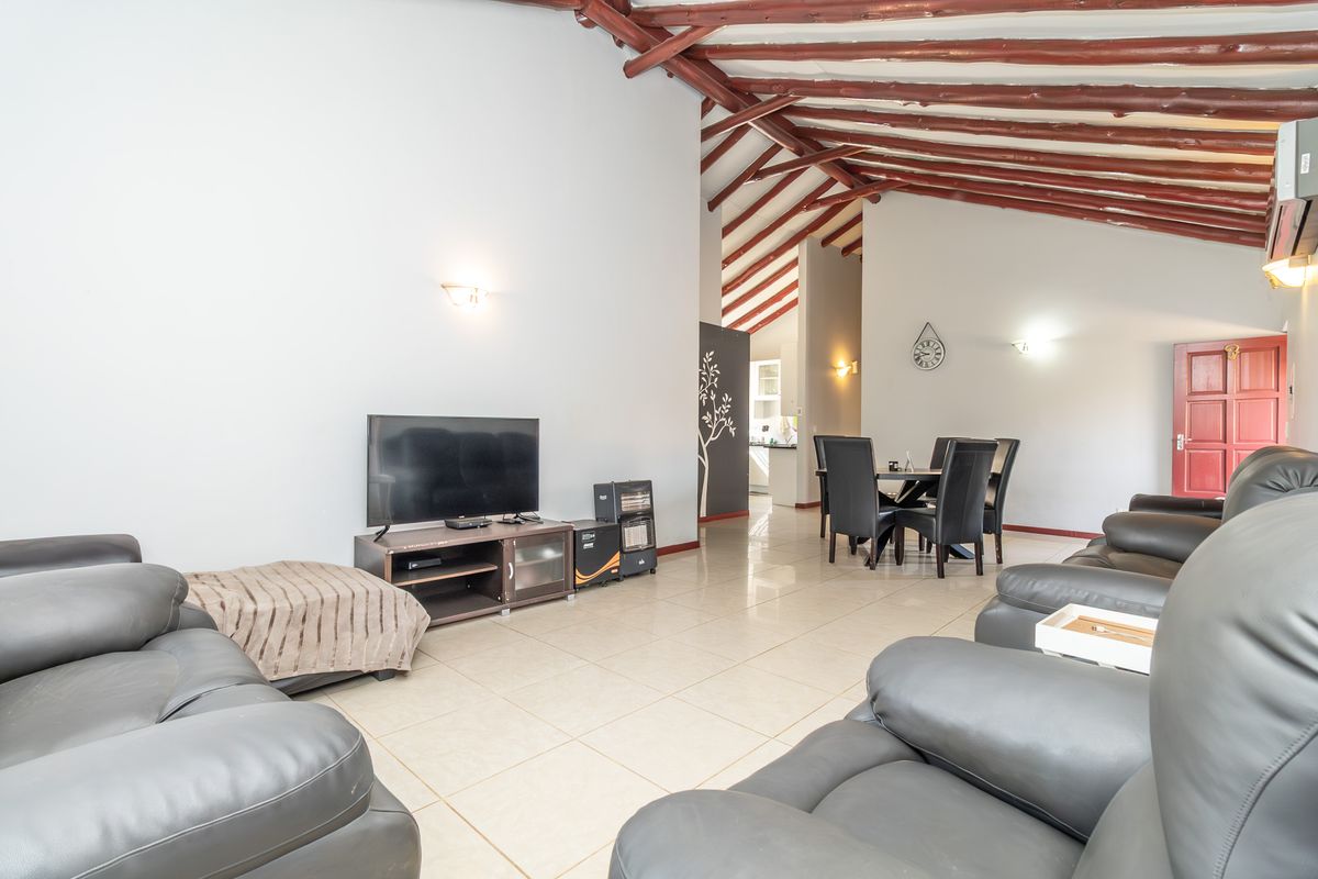 Stunning 3 Bed 2 Bath Townhouse For Sale on Bellairs Dr - Photo 4