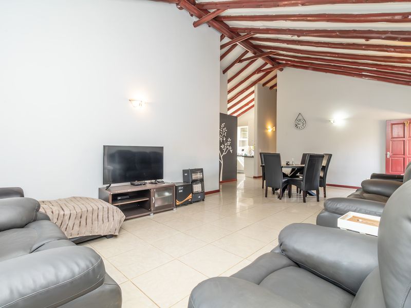 Stunning 3 Bed 2 Bath Townhouse For Sale on Bellairs Dr - Photo 4