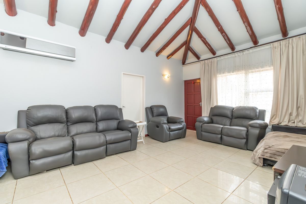 Stunning 3 Bed 2 Bath Townhouse For Sale on Bellairs Dr - Photo 5