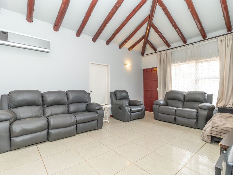 Stunning 3 Bed 2 Bath Townhouse For Sale on Bellairs Dr - Photo 5