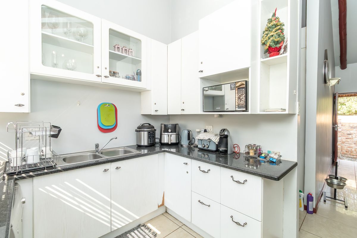 Stunning 3 Bed 2 Bath Townhouse For Sale on Bellairs Dr - Photo 2