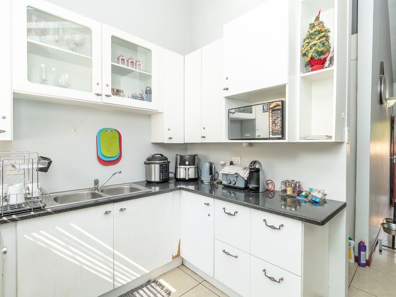 Stunning 3 Bed 2 Bath Townhouse For Sale on Bellairs Dr - Photo 2