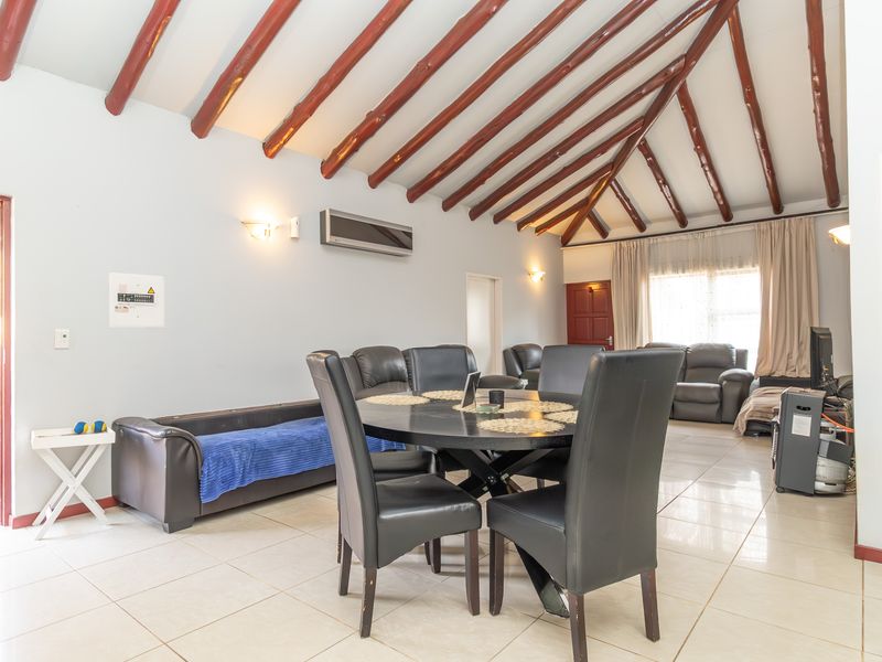 Stunning 3 Bed 2 Bath Townhouse For Sale on Bellairs Dr - Photo 8