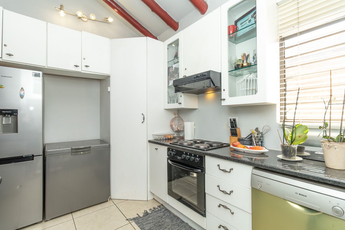 Stunning 3 Bed 2 Bath Townhouse For Sale on Bellairs Dr - Photo 3