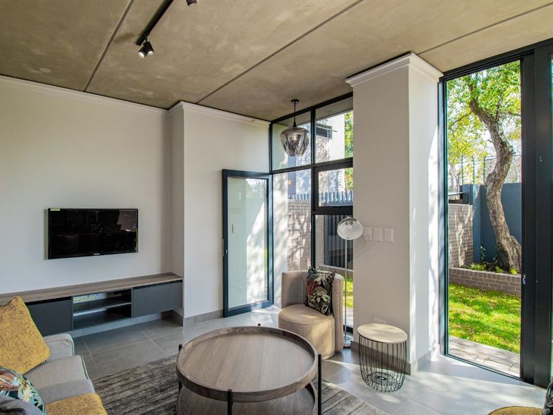 Stunning 3-bedroom duplex in Menlo Park, Pretoria—modern living with style and convenience awaits! - Photo 4