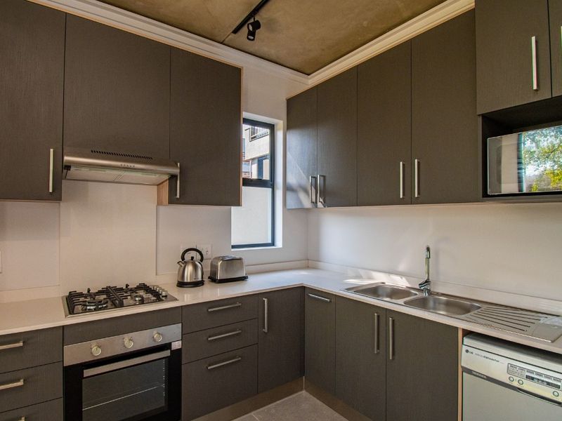 Stunning 3-bedroom duplex in Menlo Park, Pretoria—modern living with style and convenience awaits! - Photo 10