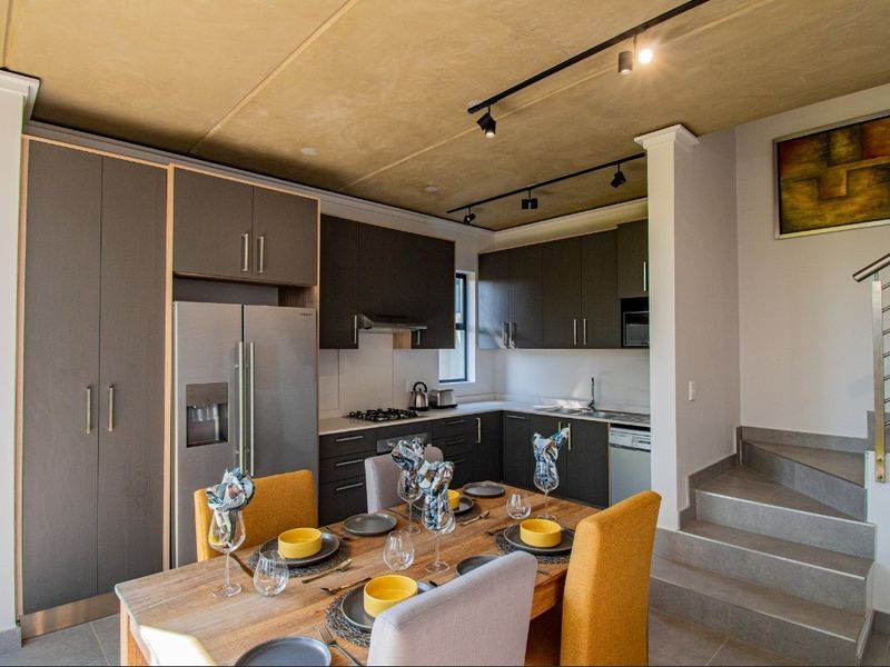 Stunning 3-bedroom duplex in Menlo Park, Pretoria—modern living with style and convenience awaits! - Photo 8