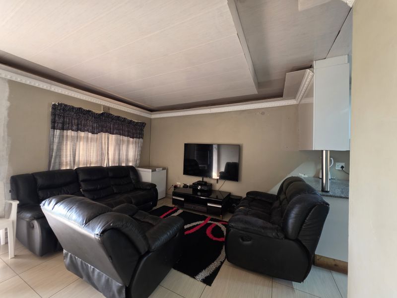 “Renovated Residence with Space to Make It Your Own” - Photo 2