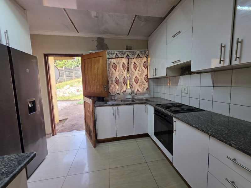 “Renovated Residence with Space to Make It Your Own” - Photo 3