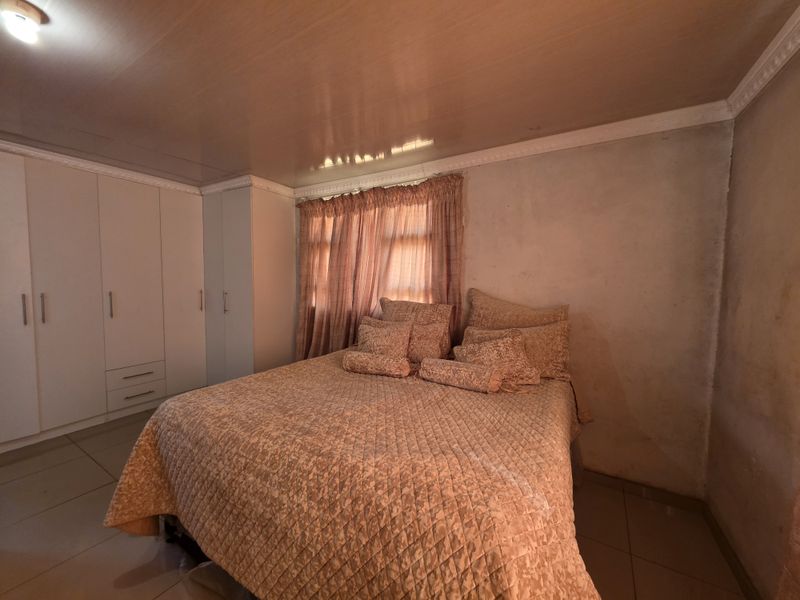 “Renovated Residence with Space to Make It Your Own” - Photo 10