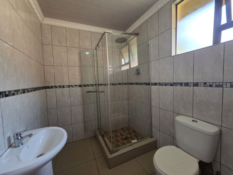 “Renovated Residence with Space to Make It Your Own” - Photo 9