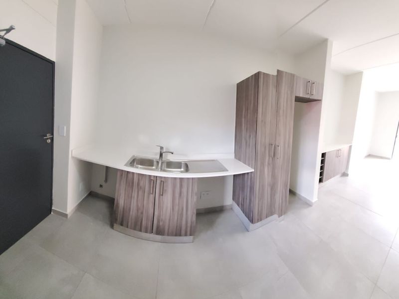 Stylish Ground-Floor Apartment in The Woods, Kyalami – Modern Living Meets Tranquil Comfort - Photo 3