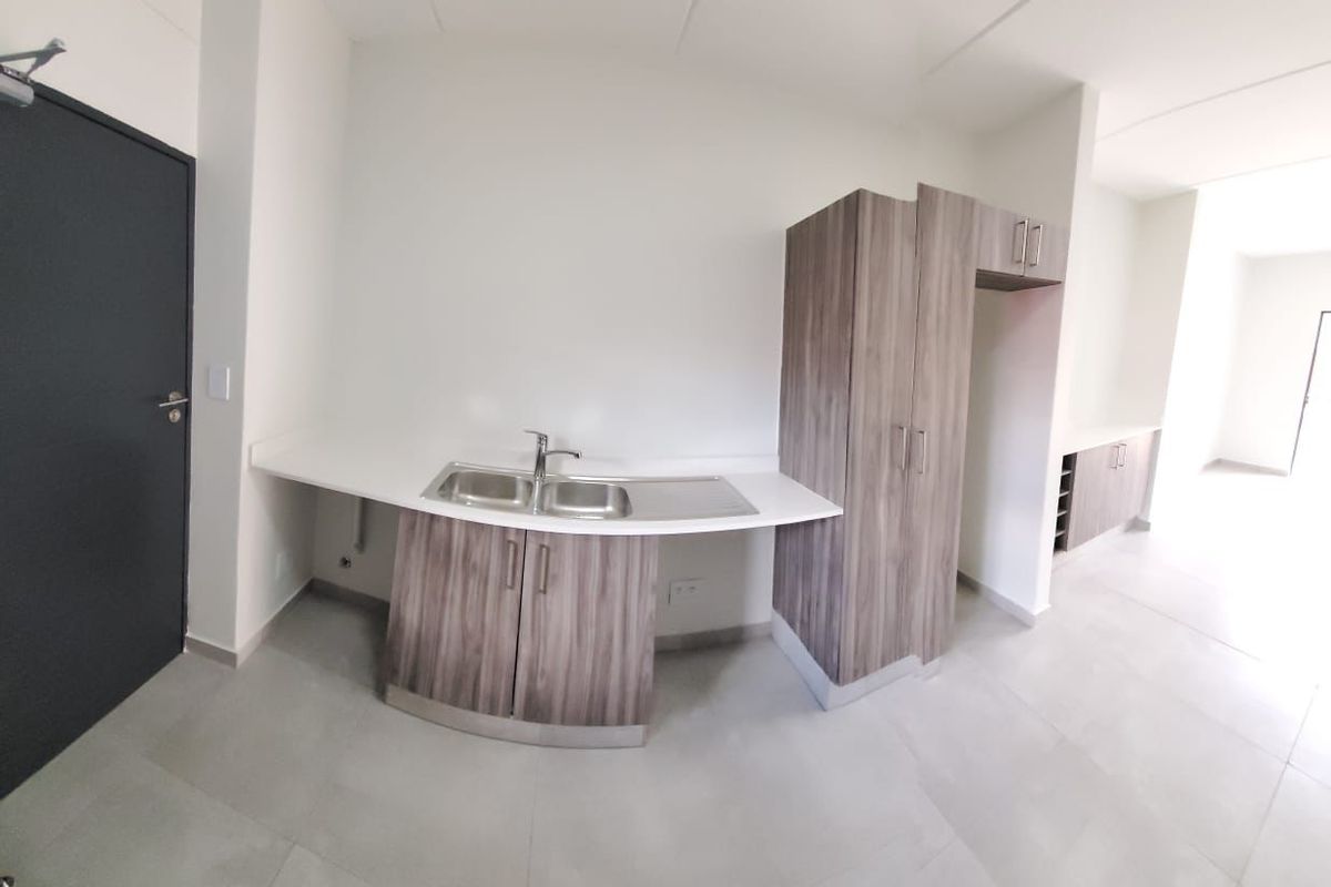 Stylish Ground-Floor Apartment in The Woods, Kyalami – Modern Living Meets Tranquil Comfort - Photo 3