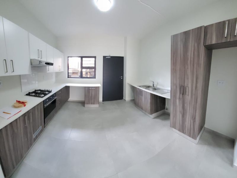 Stylish Ground-Floor Apartment in The Woods, Kyalami – Modern Living Meets Tranquil Comfort - Photo 2