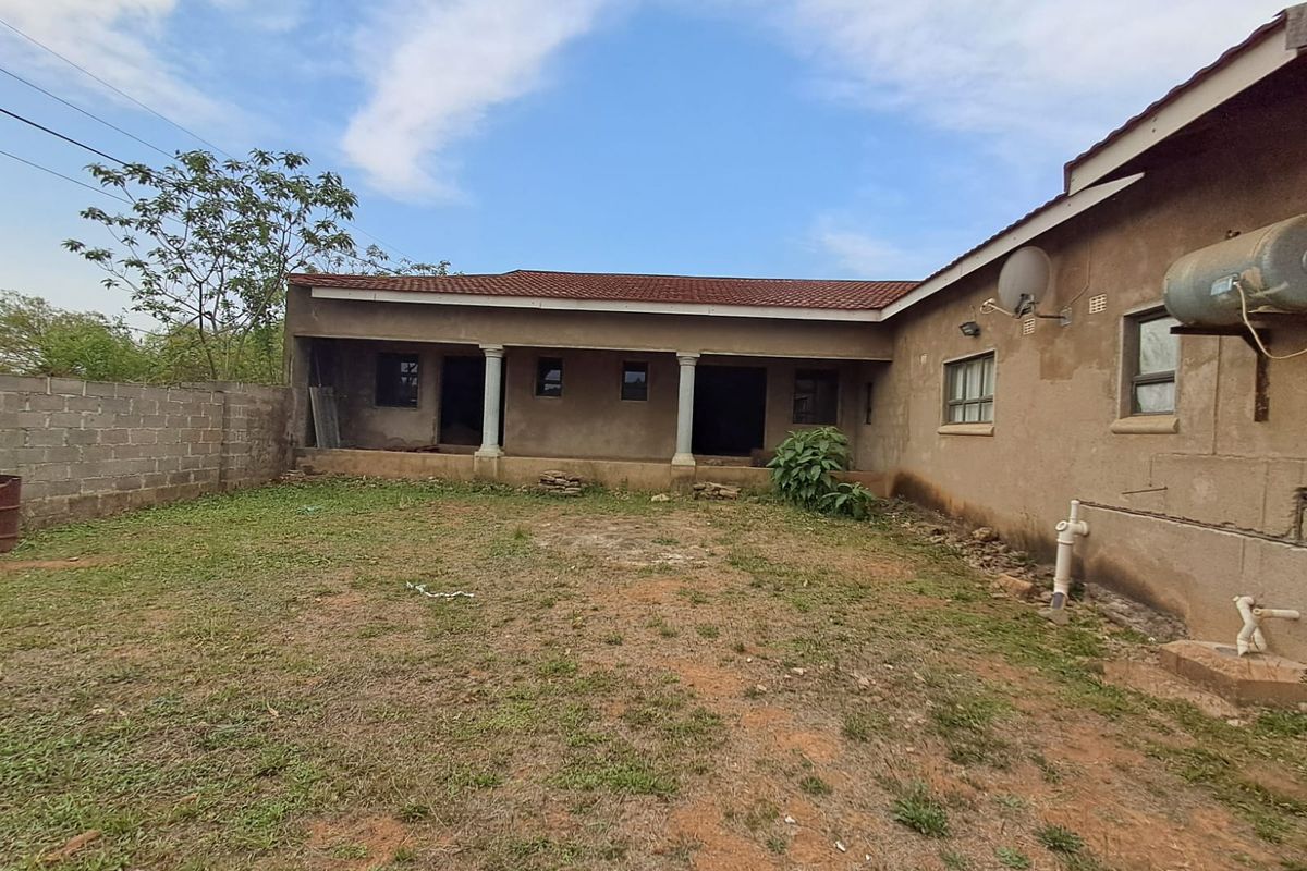 Renovators dream in the quite side of Paulpietersburg - Photo 3