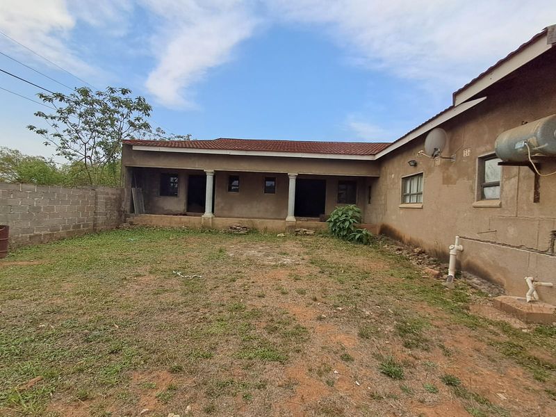 Renovators dream in the quite side of Paulpietersburg - Photo 3