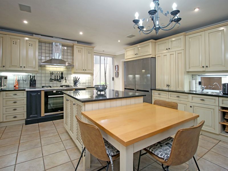 Views and location to die for!! - Photo 3