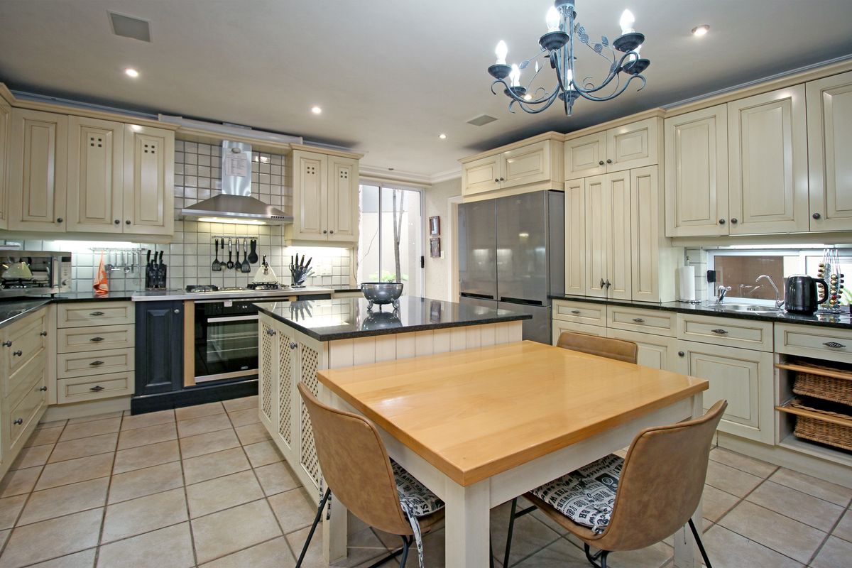Views and location to die for!! - Photo 3
