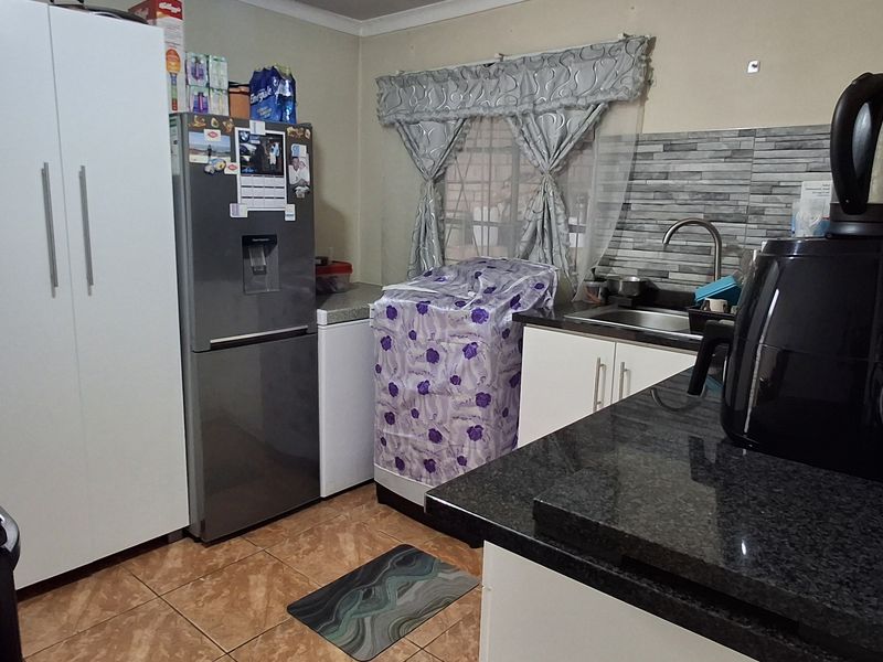 2 Bedroom Family Home - Photo 3