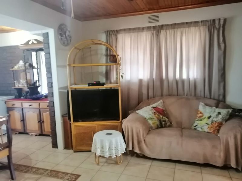 Neat facebrick home with amazing sea views - Photo 4