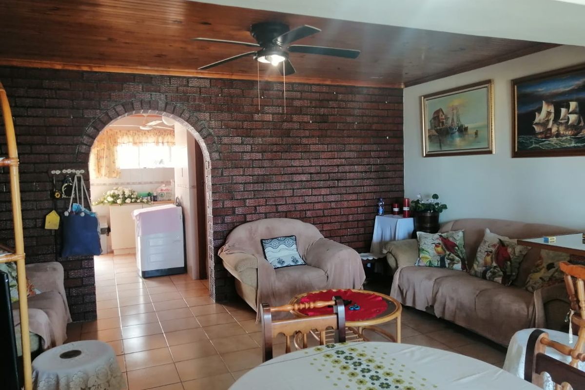 Neat facebrick home with amazing sea views - Photo 3