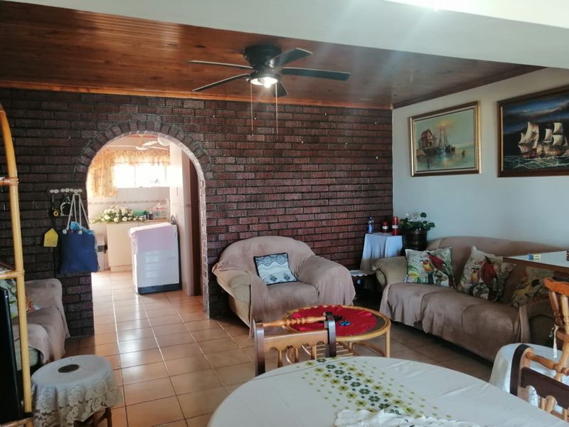 Neat facebrick home with amazing sea views - Photo 3