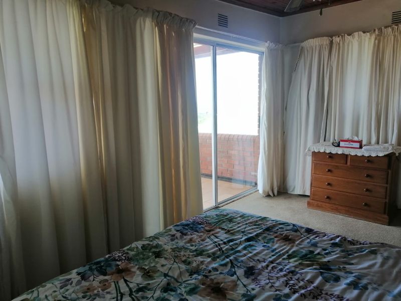 Neat facebrick home with amazing sea views - Photo 10