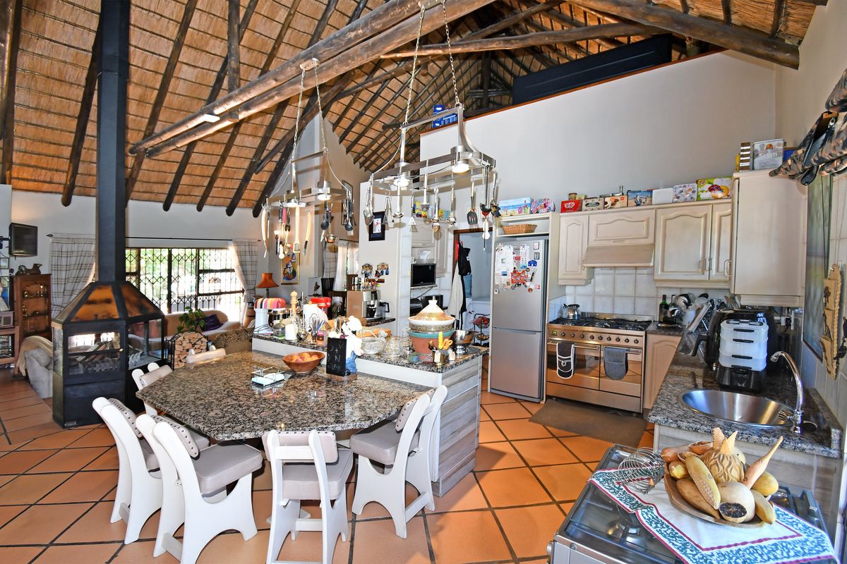 Beautiful, Spacious Home with Three-Bedroom Cottage and River Frontage - Farmall/Chartwell - Photo 3