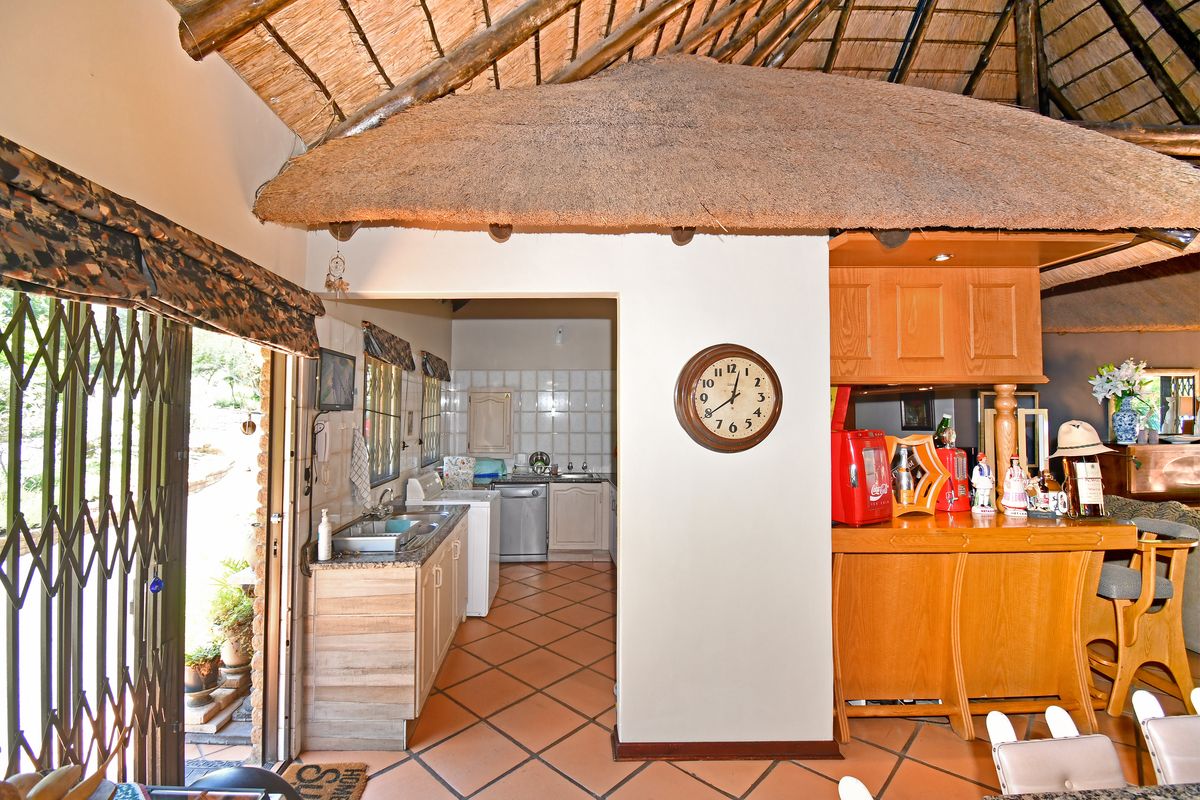 Beautiful, Spacious Home with Three-Bedroom Cottage and River Frontage - Farmall/Chartwell - Photo 5