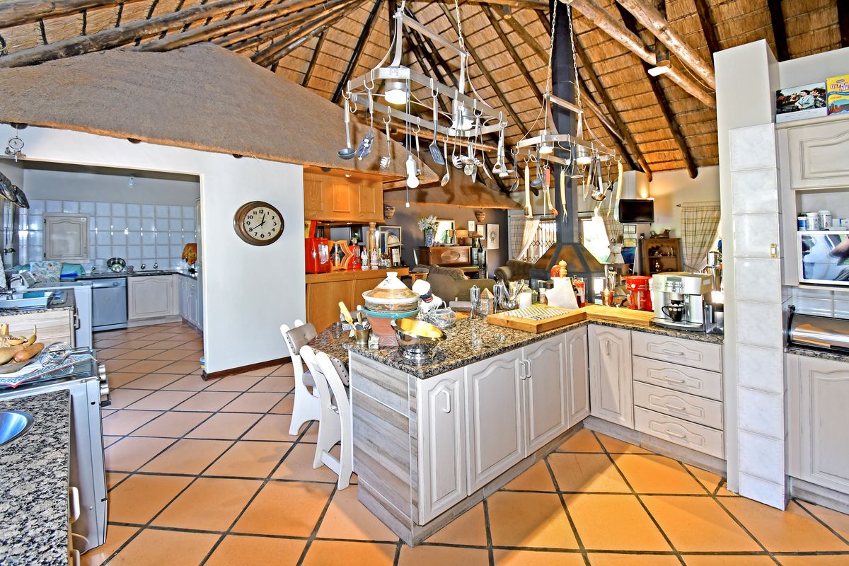 Beautiful, Spacious Home with Three-Bedroom Cottage and River Frontage - Farmall/Chartwell - Photo 2