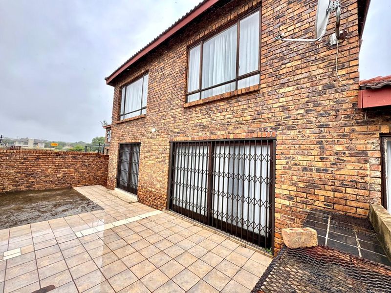 Low-Maintenance Lock-Up-and-Go Home in Central Secunda! - Photo 2