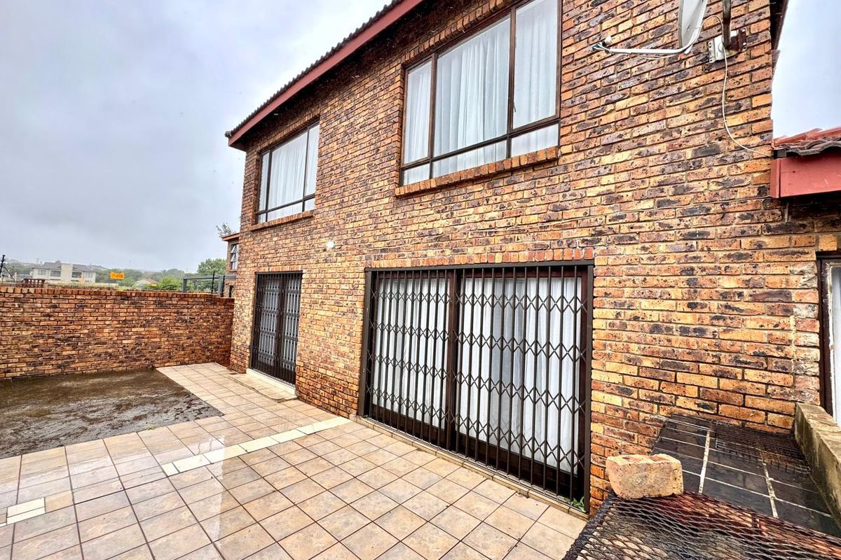 Low-Maintenance Lock-Up-and-Go Home in Central Secunda! - Photo 2