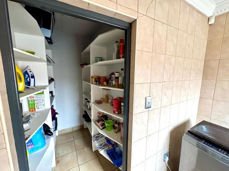 Low-Maintenance Lock-Up-and-Go Home in Central Secunda! - Photo 10