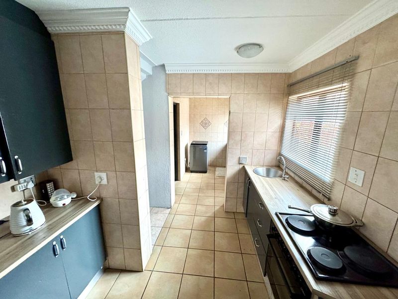 Low-Maintenance Lock-Up-and-Go Home in Central Secunda! - Photo 9