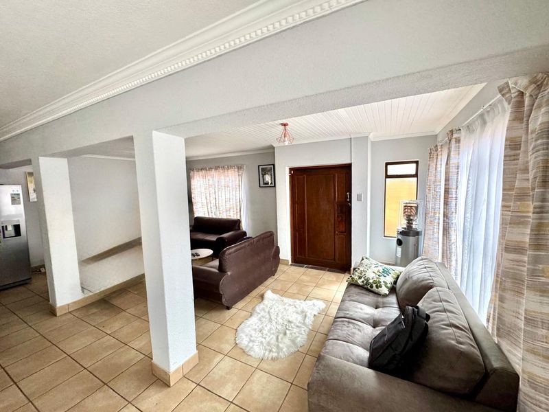 Low-Maintenance Lock-Up-and-Go Home in Central Secunda! - Photo 7