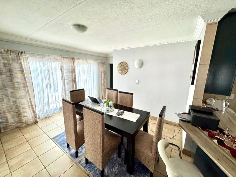 Low-Maintenance Lock-Up-and-Go Home in Central Secunda! - Photo 8