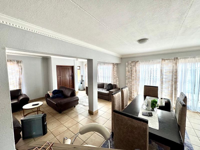 Low-Maintenance Lock-Up-and-Go Home in Central Secunda! - Photo 4