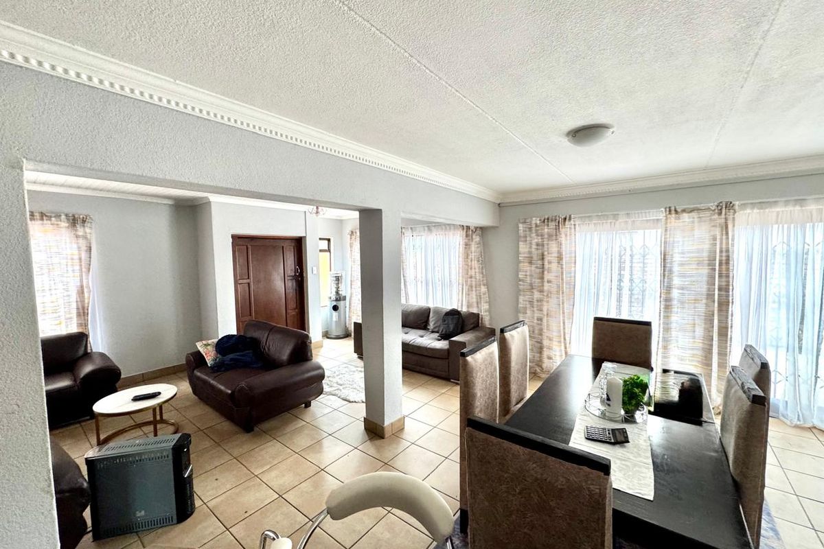 Low-Maintenance Lock-Up-and-Go Home in Central Secunda! - Photo 4