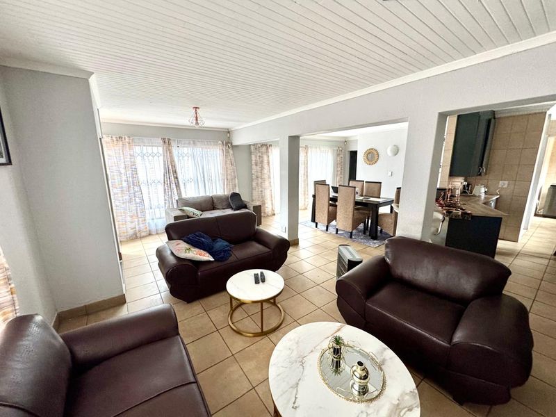 Low-Maintenance Lock-Up-and-Go Home in Central Secunda! - Photo 6