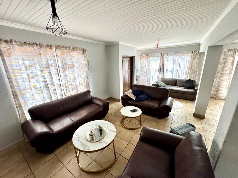 Low-Maintenance Lock-Up-and-Go Home in Central Secunda! - Photo 5