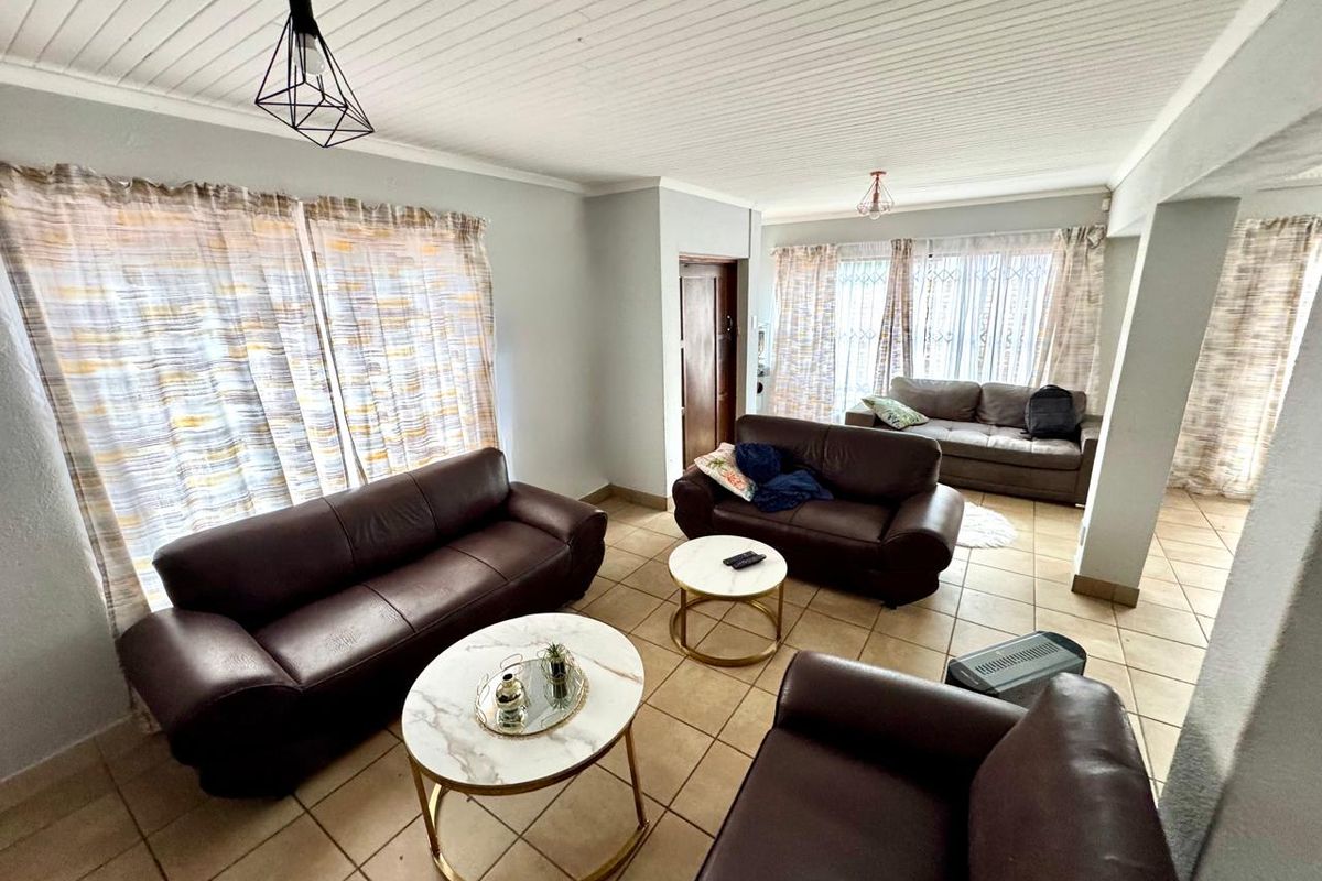 Low-Maintenance Lock-Up-and-Go Home in Central Secunda! - Photo 5