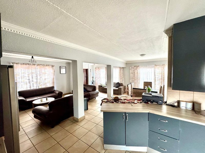 Low-Maintenance Lock-Up-and-Go Home in Central Secunda! - Photo 3